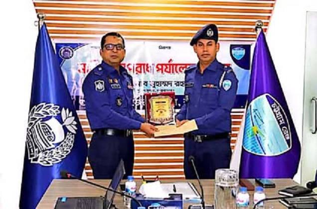 মহেশখালী থানার ওসি কক্সবাজার  জেলায় শ্রেষ্ঠ পুলিশ অফিসার হিসেবে সম্মাননা পেয়েছেন